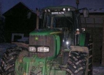 Widok z przodu ciągnika John Deere 6820 , uzywanego, w dobrym stanie.