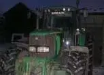 Widok z przodu ciągnika John Deere 6820 , uzywanego, w dobrym stanie.