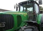 Widok maski w używanym ciągniku John Deere 6920.