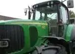 Widok maski w używanym ciągniku John Deere 6920.