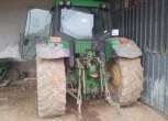 Fotogrfia od tyłu ciągnika John Deere 6410 .