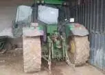 Fotogrfia od tyłu ciągnika John Deere 6410 .