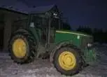 Zdjęcie przedstawiające bok ciągnika John Deere 6820.