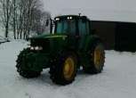 Traktor John Deere 6920 S widok z przodu i z boku.