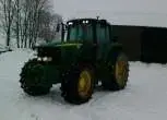 Traktor John Deere 6920 S widok z przodu i z boku.