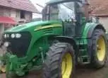 Widok z przodu i z boku ciągnika John Deere 7720.