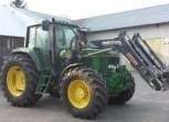 Widok z boku ciągnika uzywanego John Deere 6900, z ładowaczem.