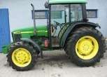 John Deere 5510 ujęcie z boku obciązniki przednie komfort używany jak nowy