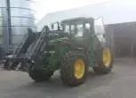 Zdjecie przedstawijace ciągnik JOHN Deere z ładowaczem używany .