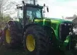 Widok z przodu i od strony pasażera ciągnika John Deere 8320.