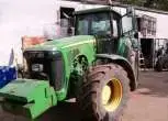 Widok z przodu i boku od strony kierowcy w ciągniku używanym John Deere 8820.