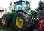 Widok z boku od strony kierowcy traktora john Deere 8320.