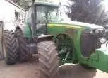 Widok z boku od strony pasażera ciągnika John Deere 8820.