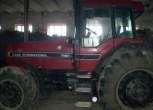 Pod wiatą stoi ciągnik używany rolniczy CASE 7140