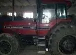 Pod wiatą stoi ciągnik używany rolniczy CASE 7140