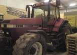 W garazu stoi ciągnik rolniczy CASE 7250