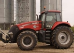 Na tle silosów stoi ciagnik CASE IH Magnum 235