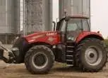 Na tle silosów stoi ciagnik CASE IH Magnum 235