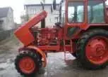 Widok na lewy bok używanego ciągnika rolniczego MTZ 82 KM z uniesioną maską 