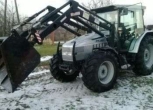 Ciągnik rolniczy Lamborghini wyposażony w ładowacz czołowy Hydramet TUR  z łyżką do materiałów sypkich