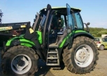 Zielony ciągnik Deutz Fahr Agrotron 100 z ładowaczem Stoll