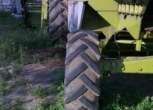 Koła w używanym kombajnie zbożowym Claas Dominator 118 widok z z tyłu