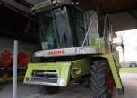 Używany Kombajn zbożowy Claas Medion 310 2005 r widok z przodu zdjęcie pod wiatą