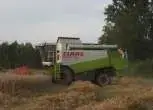 Używany Kombajn Claas Lexion 430 rok produkcji 2003 podczas koszenia widok z lewej strony