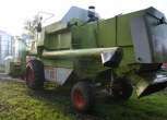 Używany Kombajn zbożowy Claas Dominator 88s zdjęcie z tylu w tle silos zbożowy