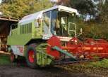 Kombajn Claas Dominator 88s  z 1988 roku z hederem 