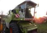 Claas Dominator 106 na tle zachodzącego słońca używana maszyna w dobrym stanie