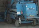 niebieski używany kombajn zbożowy Bizon Z-110 Hydrostatic sieczkarnią do słomy