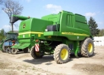 Kombajn John Deere WTS 9680 widok z tyłu, stojacy na utwardzonym placu.