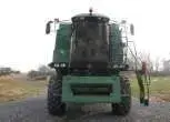 Widok z przodu kombajnu John Deere 1450 CWS używanego.