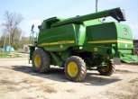 Widok z boku i tyłu kombajnu John Deere WTS 9680.