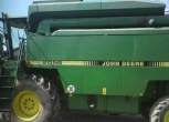 Zbliżenie na bok kombajnu John Deere 2056, używany.