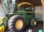 Sieczkarnia John Deere 5650, używana, widok z boku.