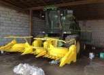 Widok z przodu sieczkarni używanej John Deere 5650, stojacej pod wiatą.