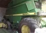 Zdjęcie przedstawiające bok kombajnu John Deere 2266 Extra . 