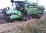 Widok z boku kombajnu do zboża na polu Deutz-Fahr M 2580 używany rok produkcji 1986 korbanek.pl