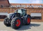 Czarny traktor Fendt 936 Vario na tle sklepu częsci widok z lewego boku