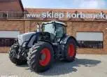 Czarny traktor Fendt 936 Vario na tle sklepu częsci widok z lewego boku