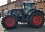 Czarny używany Fendt 936 widok z lewej strony na tle sklepu Korbanek