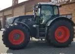 Czarny używany Fendt 936 widok z lewej strony na tle sklepu Korbanek