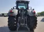 Ciagnik Fendt 936 na placu maszyn zdjęcie z tyły z widokiem na trzypunktowy układ zawieszenia