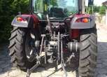 Układ zawieszenia w ciągniku Massey Ferguson 4707 zdjęcie na utwardzonym placu