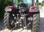 Układ zawieszenia w ciągniku Massey Ferguson 4707 zdjęcie na utwardzonym placu