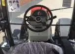 Znakomity widok z przestronnego fotela operatora przez przednią szybe w traktorze Massey Ferguson 7714 