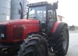 Przód maszyny rolniczej Massey Ferguson 8240