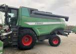 Heder do kombajnu Fendt 6335 C w tle drzewa i  hala widok z przodu
